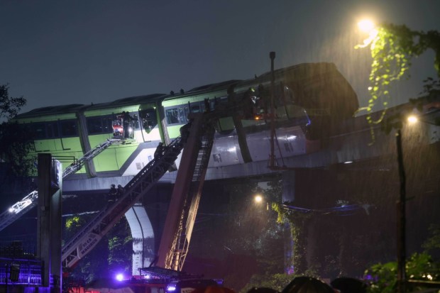 The rescue operation was carried out with great difficulty, but all passengers were evacuated without injuries. This incident highlighted the city’s fragile infrastructure, especially in handling transportation systems during extreme weather conditions. (Express Photo)