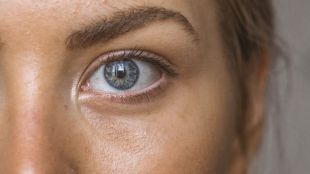 What causes eye floaters