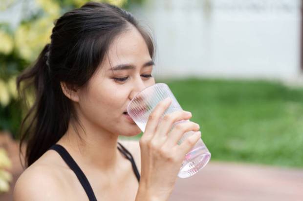 Control the timing of the fluid- One should sip regularly and avoid large amounts before bedtime to avoid nighttime calls. (Photo source: Canva)