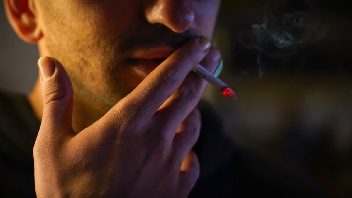Smoking weakens spinal discs and raises slipped disc risk Smoking weakens spinal discs and raises slipped disc risk