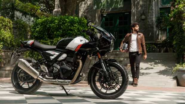 Powering the motorcycle is the same 389cc liquid-cooled engine, but makes 41.5bhp and 37.5Nm with the help of a six speed gearbox.