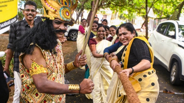  A person dressed as King Mahabali looks on as people compete in 'Tug of War' as part of Onam festival celebrations organised by the Forest Department, in Kozhikode, Wednesday, Sept. 3, 2025 (Photo Source: PTI)
