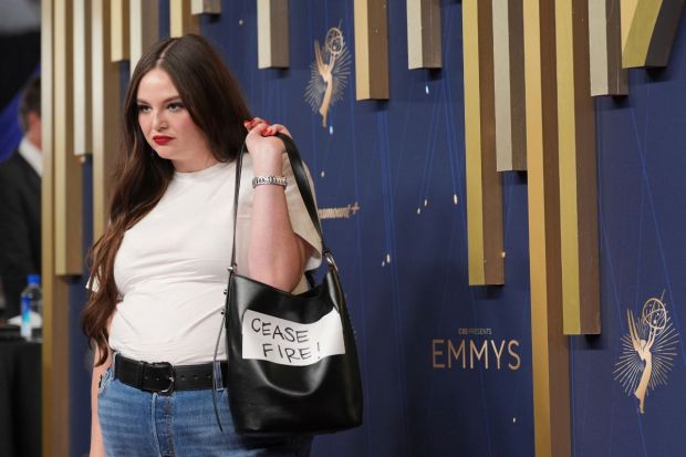 Megan Stalter did not shy away from making a political statement. Breaking the dress-code, she showed up in a basic white tee and blue jeans, calling for a ceasefire in Gaza with the words 'Cease Fire!' written on her handbag. Comfort for a cause? (Image: AP)