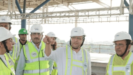 The minister highlighted the use of modern technology to ensure safety, including vibration absorption mechanisms along the track and special safety features to handle high winds and earthquakes.
