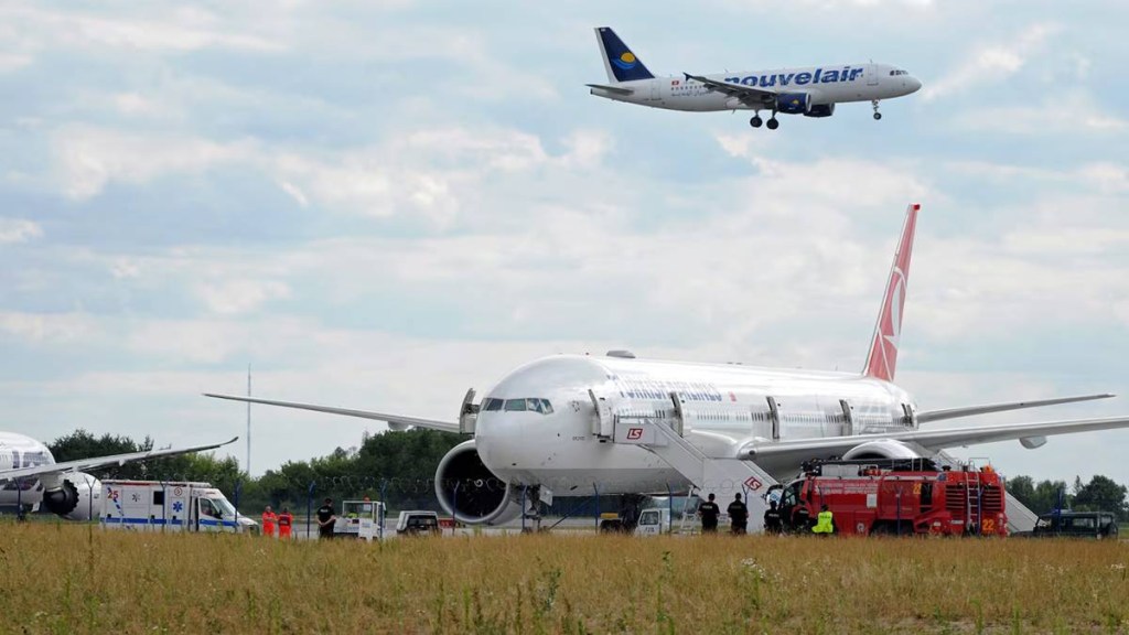 Emergency response vehicles are parked next to a Turkish Airlines Boeing 777-300 aircraft en route from Istanbul to San Franscisco which made an emergency landing at the Warsaw's Chopin airport, in Warsaw, Poland, Thursday, July 30, 2015. (Photo source: AP) Emergency response vehicles are parked next to a Turkish Airlines Boeing 777-300 aircraft en route from Istanbul to San Franscisco which made an emergency landing at the Warsaw's Chopin airport, in Warsaw, Poland, Thursday, July 30, 2015. (Photo source: AP)