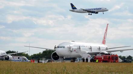 Emergency response vehicles are parked next to a Turkish Airlines Boeing 777-300 aircraft en route from Istanbul to San Franscisco which made an emergency landing at the Warsaw's Chopin airport, in Warsaw, Poland, Thursday, July 30, 2015. (Photo source: AP) Emergency response vehicles are parked next to a Turkish Airlines Boeing 777-300 aircraft en route from Istanbul to San Franscisco which made an emergency landing at the Warsaw's Chopin airport, in Warsaw, Poland, Thursday, July 30, 2015. (Photo source: AP)