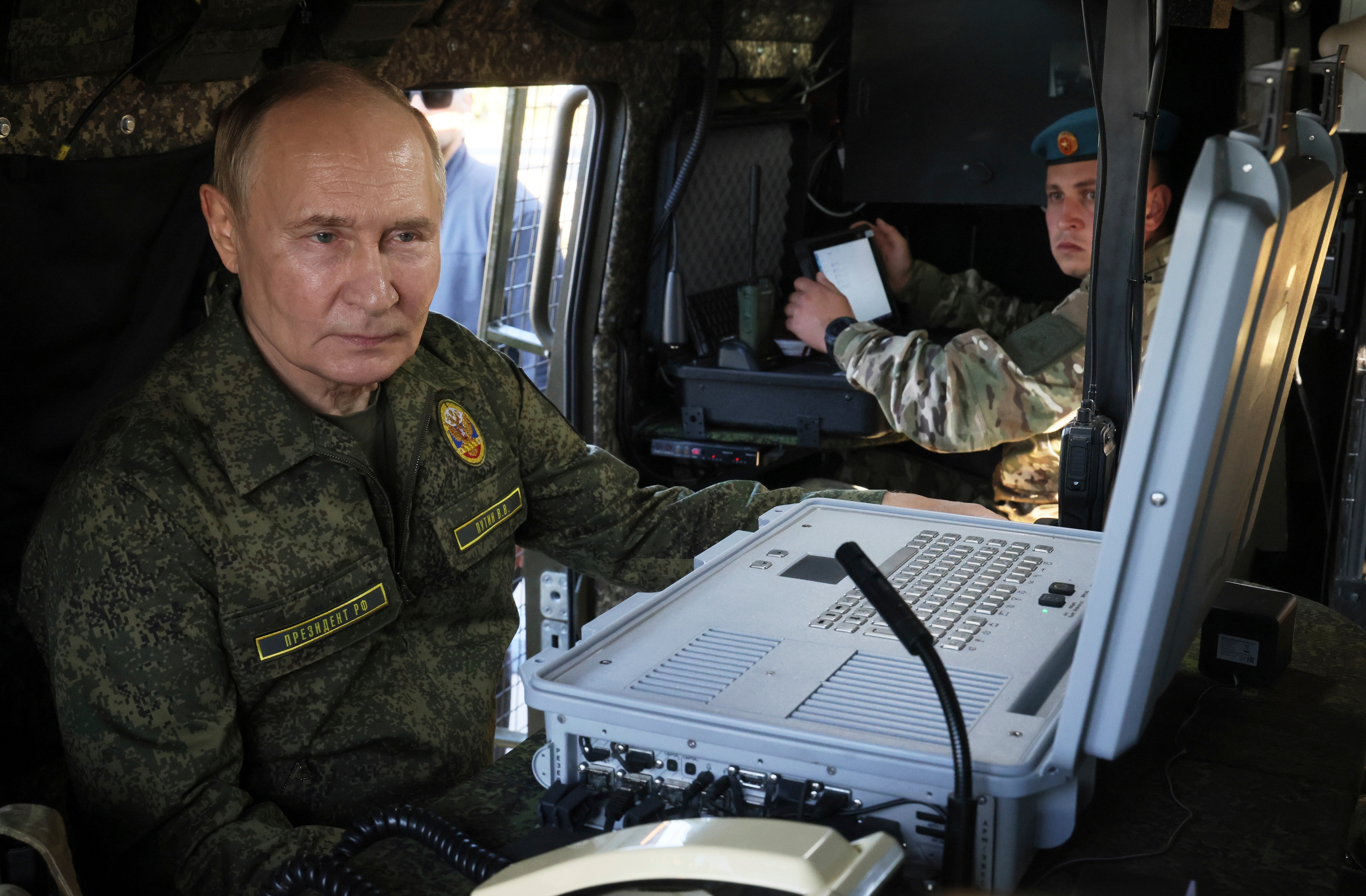 Russian President Vladimir Putin inspects Russian weapons and equipment during his visit to the Russian-Belarusian joint military drills (Photo: AP)