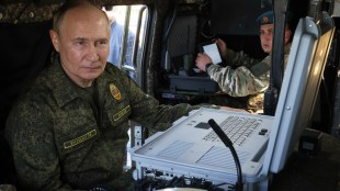 Russian President Vladimir Putin inspects Russian weapons and equipment during his visit to the Russian-Belarusian joint military drills (Photo: AP)