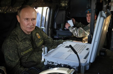 Russian President Vladimir Putin inspects Russian weapons and equipment during his visit to the Russian-Belarusian joint military drills (Photo: AP) Russian President Vladimir Putin inspects Russian weapons and equipment during his visit to the Russian-Belarusian joint military drills (Photo: AP)
