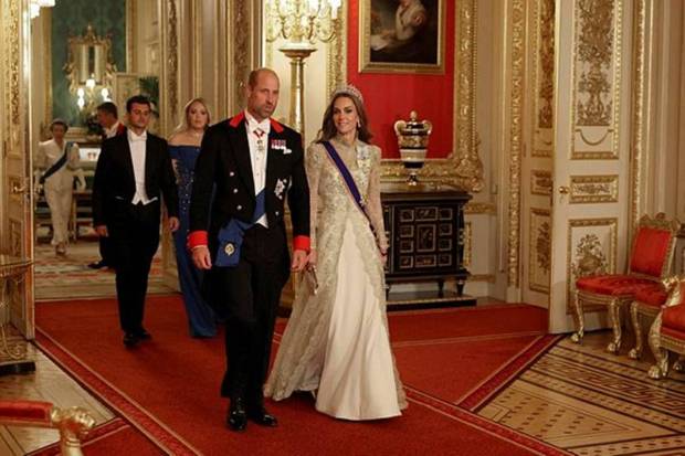 Princess Catherine was wearing a golden lace gown. (Photo source: AP)
