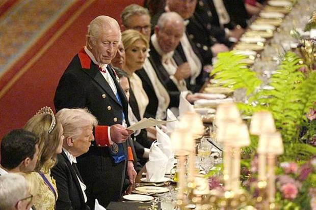  The royal banquet unfolded in St. George’s Hall with candlelit tables and historic regalia on display. (Photo source: AP)