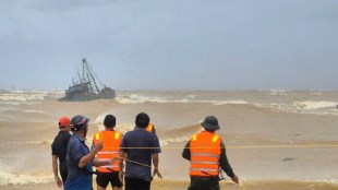 People work to rescue fishermen on a stranded fishing boat due to Typhoon Bualoi in the Quang Tri area of Vietnam on Sunday (Photo: AP)