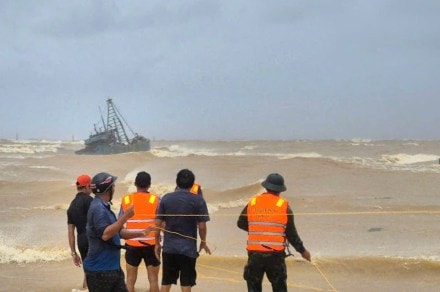 People work to rescue fishermen on a stranded fishing boat due to Typhoon Bualoi in the Quang Tri area of Vietnam on Sunday (Photo: AP) People work to rescue fishermen on a stranded fishing boat due to Typhoon Bualoi in the Quang Tri area of Vietnam on Sunday (Photo: AP)