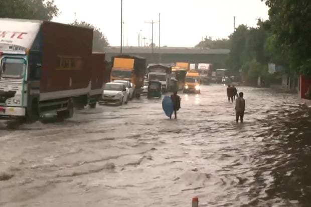 Traffic jams were seen at Kalindi Kunj, Kashmere Gate. (Photo source: ANI)
