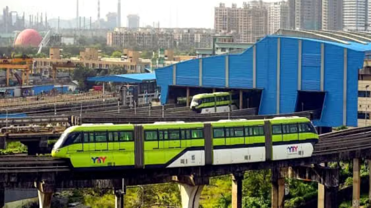 Monorail in Mumbai bleibt aufgrund einer technischen Panne mitten auf der ...