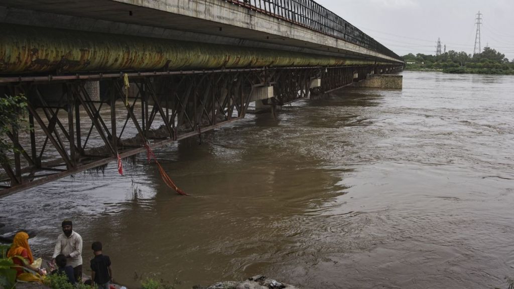 yamuna river, rain, delhi rain, yamuna river news, old railway bridge, yamuna old railway bridge