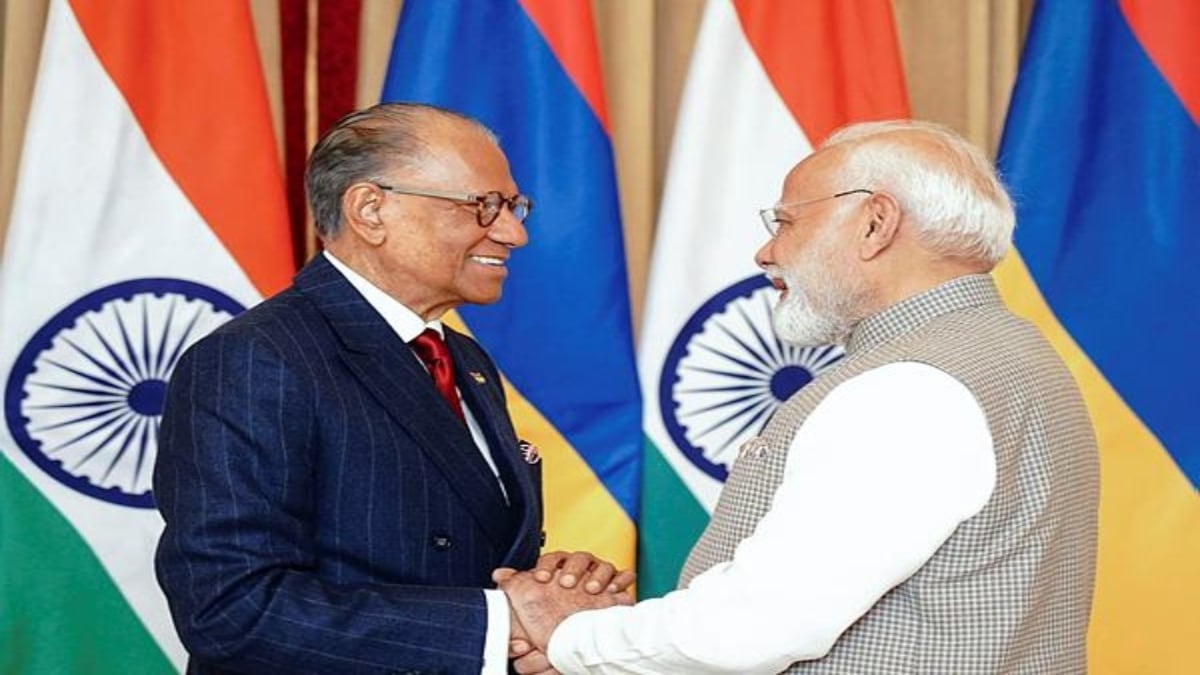 PM Narendra Modi and Mauritius Prime Minister Navin Ramgoolam hold delegation level talks in Varanasi on thursday (@MEAIndiaX/ANI Photos)