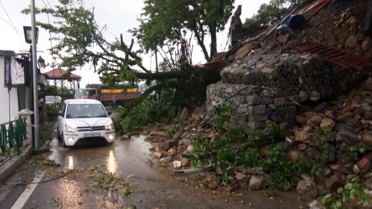 Dehradun-Mussoorie road block: 2,500 tourists stuck in Mussoorie. Dehradun-Mussoorie road block: 2,500 tourists stuck in Mussoorie.
