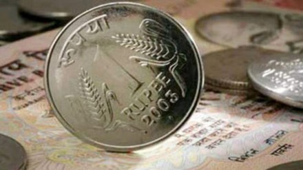 Rupee opens steady at 89.84 after Thursday’s low; is an RBI rate cut in question? (Source: Reuters) Rupee opens steady at 89.84 after Thursday’s low; is an RBI rate cut in question? (Source: Reuters)
