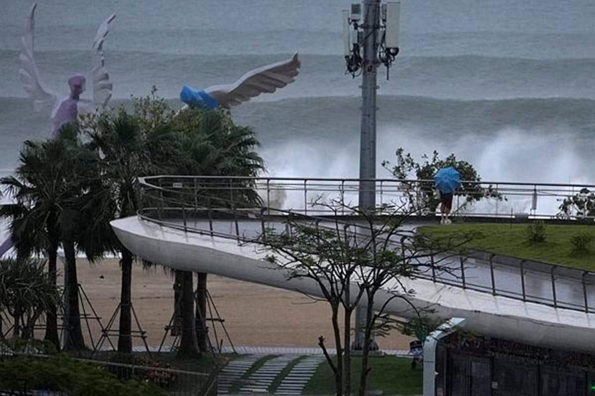 Hong Kong airport shuts down in the wake of Typhoon Ragasa
