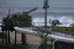 Hong Kong airport halts operations for 36 hours as Typhoon Ragasa grounds thousands of flights