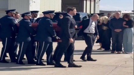 WATCH: Charlie Kirk’s body flown on Air Force Two as JD Vance helps carry casket to Arizona WATCH: Charlie Kirk’s body flown on Air Force Two as JD Vance helps carry casket to Arizona