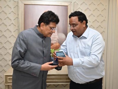 Vijay Shekhar Sharma presents Paytm’s AI Soundbox to Piyush Goyal