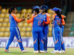 India enters Women’s World Cup semis with dominant 53-run win over New Zealand