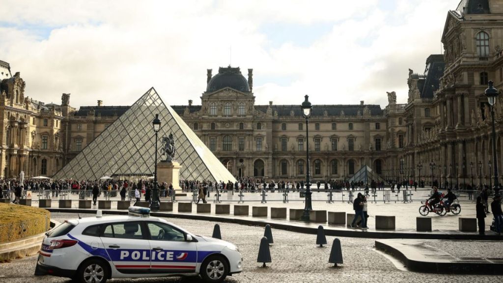 French police arrest five more suspects in Louvre robbery investigation French police arrest five more suspects in Louvre robbery investigation