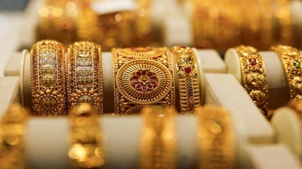 Gold bangles are displayed at a jewellery store in Mumbai. (Photo source: Reuters)