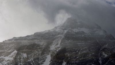 Snowstorm traps 1000 on Mount Everest slopes, rescue operations underway