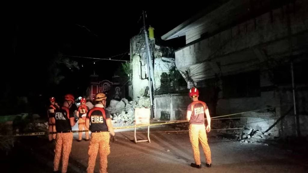 Rescue personnel stand in front of a damaged structure following a 6.9-magnitude earthquake, in Daanbantayan, Cebu Province, Philippines, October 1, 2025. (Photo source: Reuters)