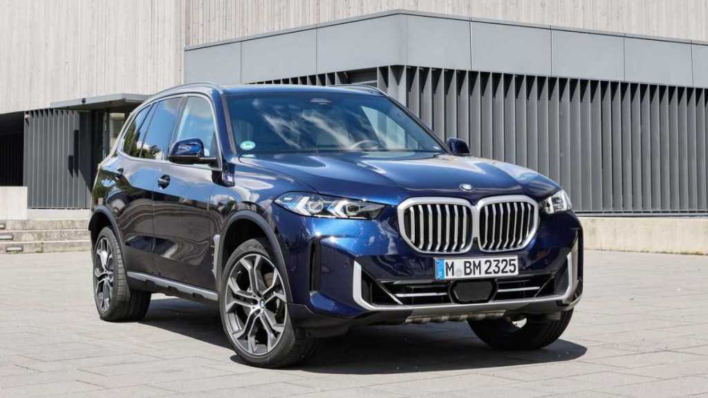 How did BMW reach 5,000 electric car sales