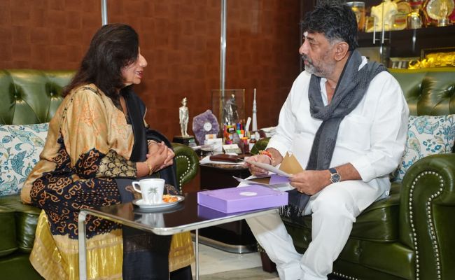 kiran mazumdar shaw, dk shivakumar, bengaluru, bengaluru pothole, kiran sahw dk shivakumar, karnataka, pothole, bengaluru infra, it industry kiran mazumdar shaw, dk shivakumar, bengaluru, bengaluru pothole, kiran sahw dk shivakumar, karnataka, pothole, bengaluru infra, it industry