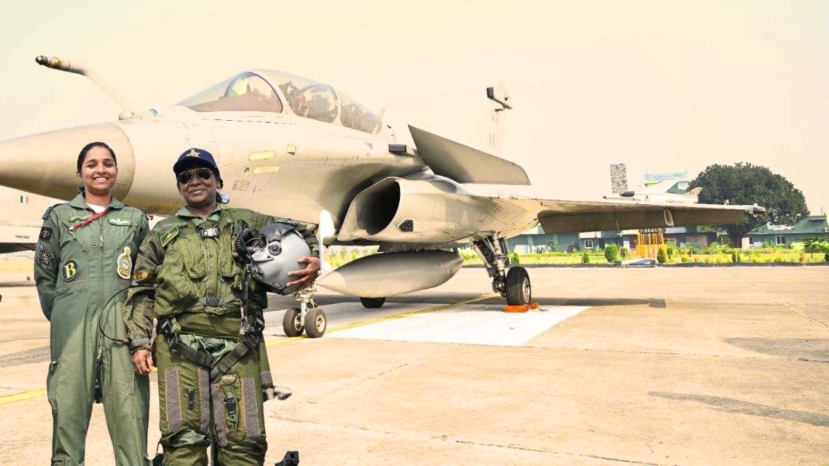 president droupadi murmu, droupadi murmy rafale, rafale jet, rafale fighter jet, droupadi murmu, indian air forcce, Shivangi Singh, squadron leader Shivangi Singh