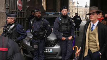 Louvre heist: French detective viral photo