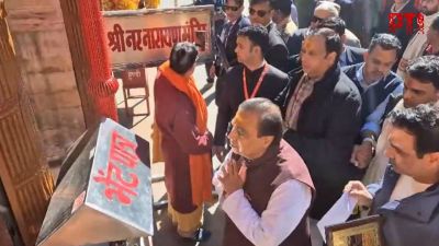Billionaire Mukesh Ambani offers prayers at Badrinath Dham, clicks selfies with visitors
