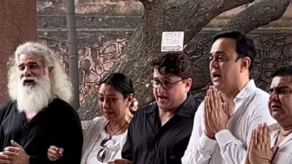 Satish Shah funeral: Sarabhai Vs Sarabhai cast breaks down, friends and colleagues pay last respects Satish Shah funeral: Sarabhai Vs Sarabhai cast breaks down, friends and colleagues pay last respects