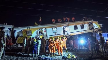 NDRF, Police and local administration carry out a rescue operation at the site of the train accident, in Bilaspur (ANI Video Grab)