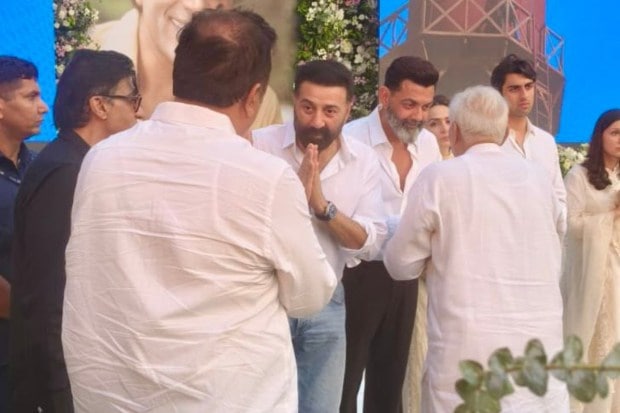 Dharmendra's sons, Sunny and Bobby Deol looked visibly emotional as they stood to greet the guests who came. The elder Deol appeared dazed while Bobby kept a subdued smile on his face. The event began at 5:30 PM and went on till 8:00 PM at night. (Image source: X)