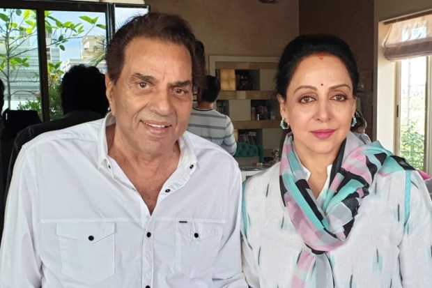 Matching in white, Dharmendra and Hema Malini look cool and breezy in their coordinated outfits. (Image source: Hema Malini/X)