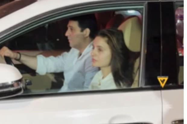 Ameesha Patel had a dazed and sorrowful look about her as she was driven to the legendary Bollywood actor's memorial. (Image source: X)