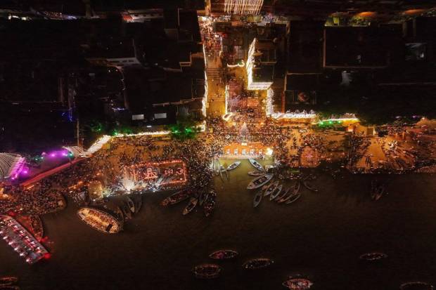 Over 25 lakh diyas lit up the ghats of Varanasi, including the Kashi Vishwanath temple, as per a report by PTI. (Photo source: X@narendramodi)
