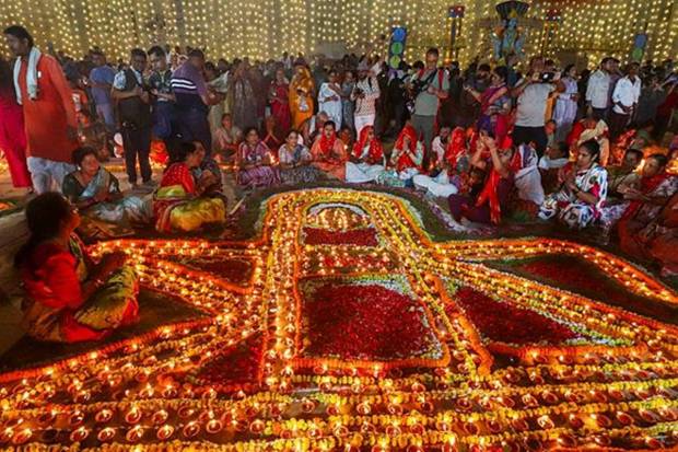  People light 'diyas' during 'Dev Deepawali' festival celebrations, on the banks of the River Ganga, in Varanasi. (Photo source: PTI)
