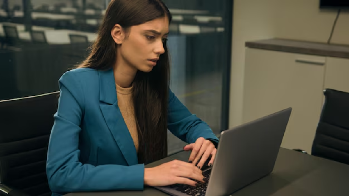 Reddit User Highlights Alleged Workplace Toxicity After Manager Assigns More Tasks During Fever