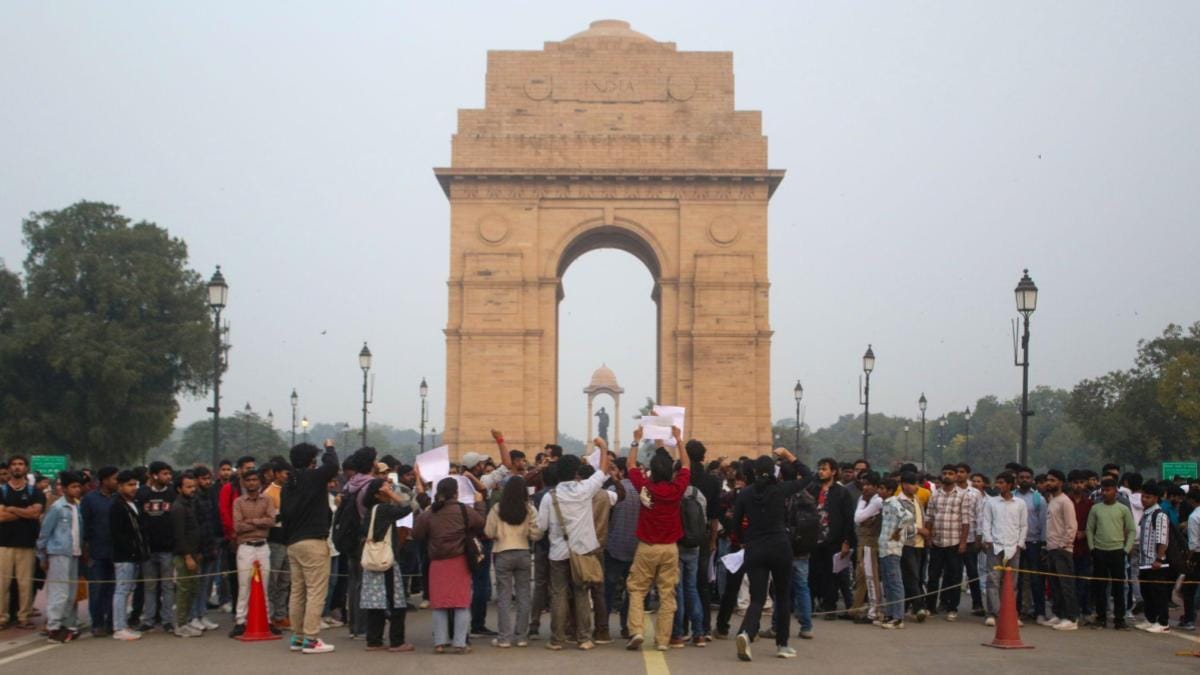 delhi air pollution protest, air pollution protest, protest at india gate, delhi police pepper spray