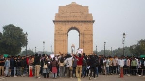 delhi air pollution protest, air pollution protest, protest at india gate, delhi police pepper spray