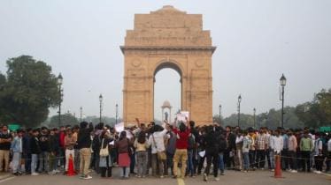 delhi air pollution protest, air pollution protest, protest at india gate, delhi police pepper spray