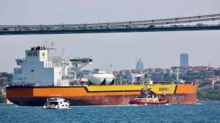 Oil prices steady after last week’s 3% drop as markets weigh U.S. rate cut hopes and Russia-Ukraine deal risks (Source: Reuters)