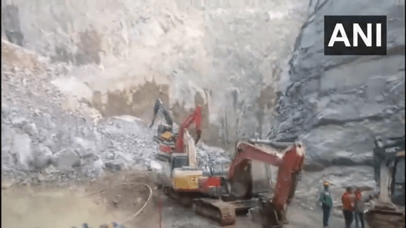 Several people trapped, at least one dead after stone mine collapses in UP's Sonbhadra (ANI video screengrab)